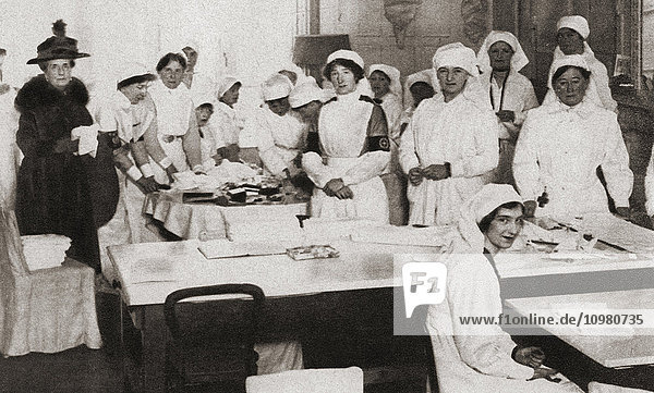 Freiwillige Frauen stellen während des Ersten Weltkriegs Verbände und Krücken her. Aus The Pageant of the Century  veröffentlicht 1934
