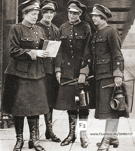 Frauen  die während des Ersten Weltkriegs als Pförtnerinnen  Wächterinnen und Kontrolleurinnen in der Londoner U-Bahn arbeiteten und den Männern den Rücken frei hielten  um zu kämpfen. Aus The Pageant of the Century  veröffentlicht 1934