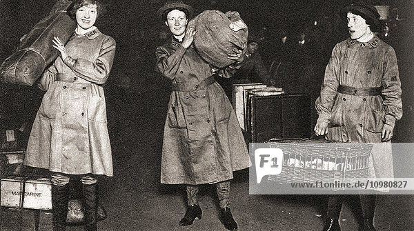 Eine Szene im Bahnhof Liverpool Street während des Ersten Weltkriegs. Frauen übernahmen die Arbeit der Männer und beluden Züge  verschickten Pakete  schoben mit Gepäck beladene Schubkarren und übernahmen ganz allgemein die Aufsicht über die Bahnhöfe  so dass die Männer frei waren  um zu kämpfen. Aus The Pageant of the Century  veröffentlicht 1934