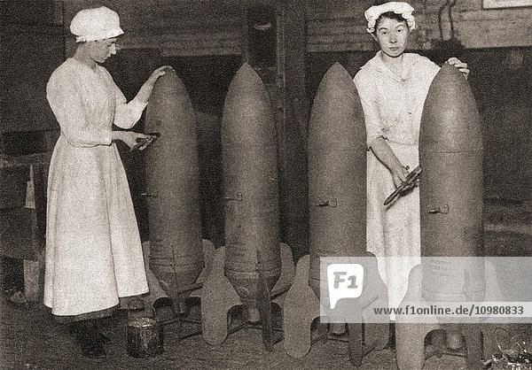 Während des Ersten Weltkriegs übernahmen Frauen viele Männerberufe  so dass die Männer frei für den Kampf waren. Hier lackieren die Frauen gerade Fliegerbomben. Aus The Pageant of the Century  veröffentlicht 1934