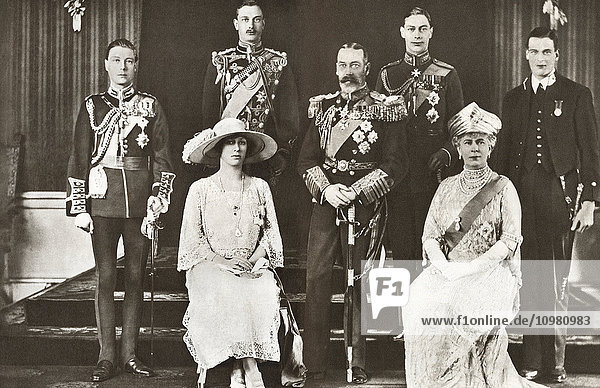 Von links nach rechts: Der Prinz von Wales  später Edward VIII.  Prinz Henry  Herzog von Gloucester  Prinzessin Mary  Prinzessin Royal und Gräfin von Harewood  König Georg V.  Prinz Albert von York  später Georg VI. Aus The Story of 25 Eventful Years in Pictures  veröffentlicht 1935.