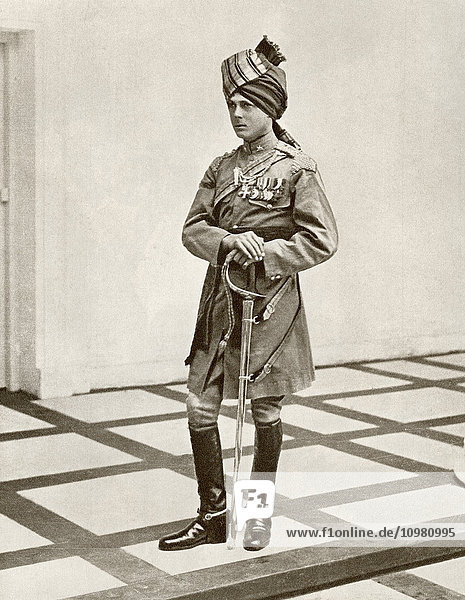 Der Prinz von Wales  der spätere Edward VIII.  auf einer Indienreise im Jahr 1921  hier in der Uniform eines Obersts der 34-35th Jacob's Horse. Aus The Story of 25 Eventful Years in Pictures  veröffentlicht 1935