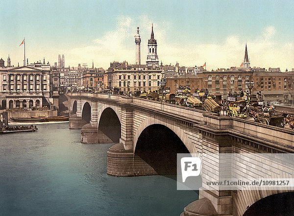 London  England. Die London Bridge überspannt die Themse. Dieses Foto aus dem späten 19. Jahrhundert zeigt die viktorianische Steinbogenversion der Brücke  die von 1832 bis 1968 bestand.