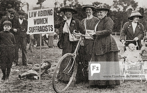 Suffragetten im Jahr 1913  die ein Plakat mit der Aufschrift: Gesetzestreue Suffragetten-Frauen. Aus The Story of Twenty Five Years  veröffentlicht 1935.