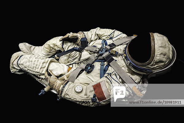Astronaut schwebend auf schwarzem Hintergrund; Mailand  Lombardei  Italien'.