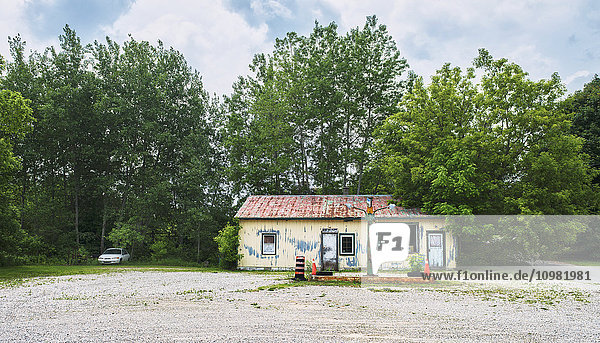 Verlassene Tankstelle im ländlichen Süden Ontarios; Brooksdale  Ontario  Kanada'.