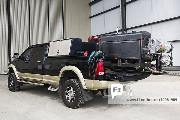 3/4-Tonnen-Pickup-Truck mit Schweißgerät auf einer rollenden Ladefläche; Edmonton  Alberta  Kanada'.