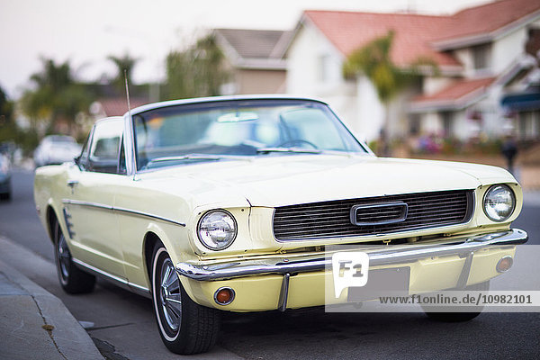 Ein alter 1966er Ford Mustang steht auf der Straße; Fountain Valley  Kalifornien  Vereinigte Staaten von Amerika'.
