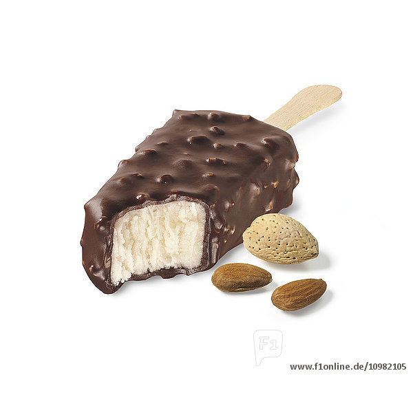 Ein mit Schokolade überzogenes Eis mit Mandeln auf weißem Hintergrund; Toronto  Ontario  Kanada'.
