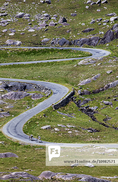 Radfahrer auf der kurvenreichen Straße am Healy Pass; Grafschaft Cork  Irland'.