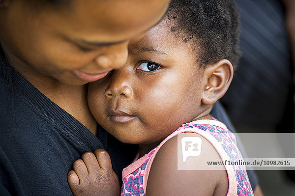 Afrikanisches Kind in den Armen seiner Mutter; Hammanskraal  Gautang  Südafrika'.