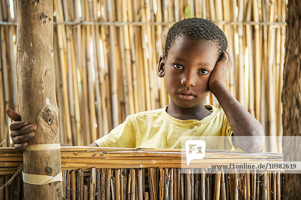 Porträt eines kleinen Jungen im Dorf Sexaxa; Maun  Botswana