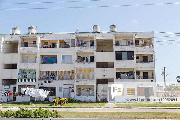 Dieser Sozialwohnungskomplex in Kuba ist ein landestypischer Wohnkomplex mit Außenwäscherei und abgenutzter Infrastruktur; Matanzas  Kuba'.