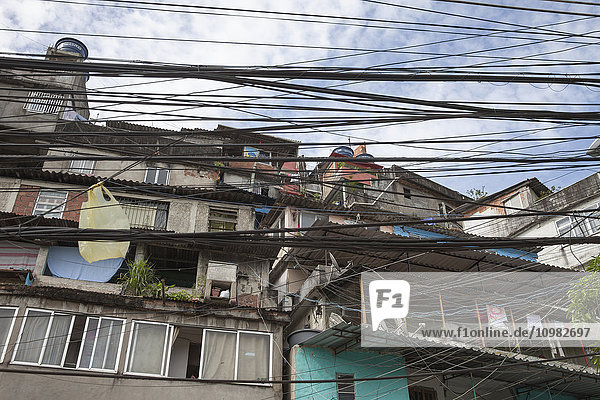 Stromkabel in den Favelas; Rocinha  Rio de Janeiro  Brasilien .