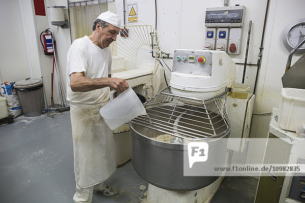 Bäckergusswasser in einer industriellen Knetmaschine