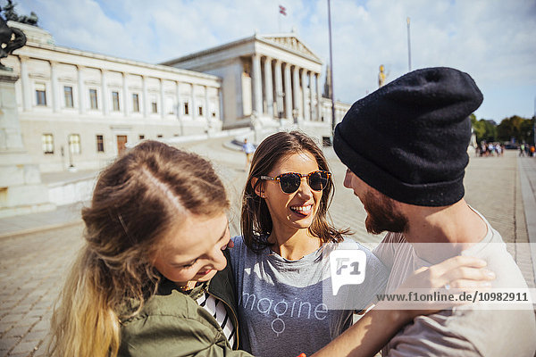Österreich  Wien  drei Freunde haben Spaß vor dem Parlamentsgebäude
