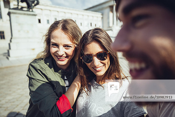 Österreich  Wien  drei Freunde haben Spaß vor dem Parlamentsgebäude