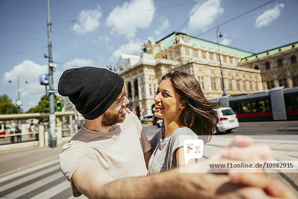 Österreich,  Wien,  glückliches junges Paar tanzt Wiener Walzer vor der Staatsoper
