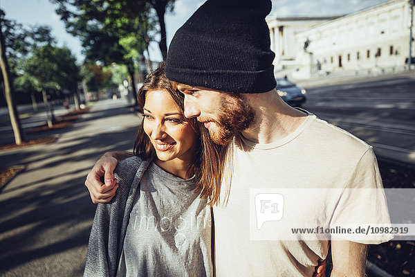 Österreich  Wien  junges Paar vor dem Parlamentsgebäude