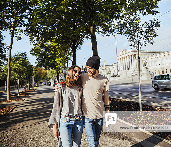 Österreich  Wien  glückliches junges Paar vor dem Parlamentsgebäude