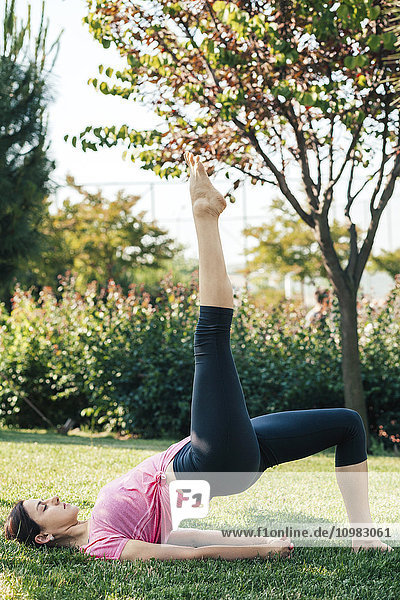 Junge Frau beim Yoga im Park