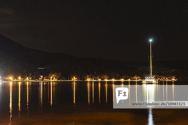 Kroatien  Dalmatien  Slano  Katamaran bei Nacht