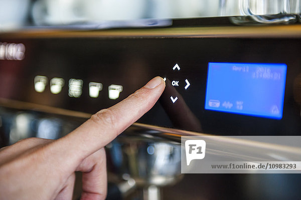Digitaler Fingerdruckknopf an der Kaffeemaschine