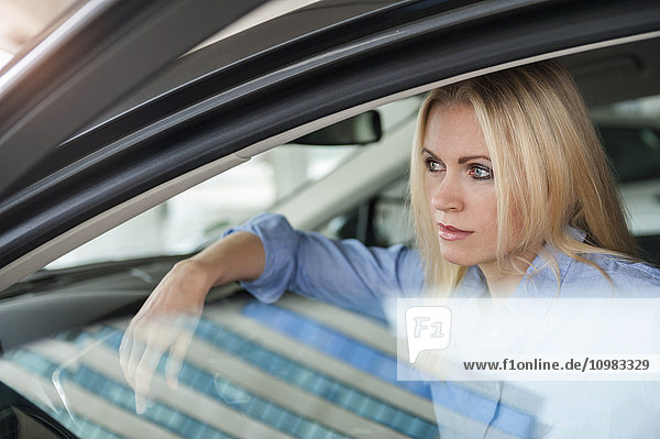 Frau im Auto mit Blick aus dem Fenster