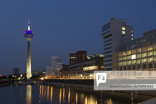 Deutschland  Düsseldorf  Gehry-Gebäude mit Medienhafen im Vordergrund bei Dämmerung