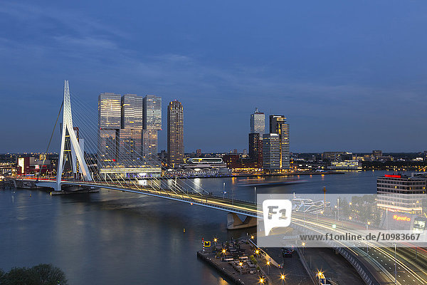 Niederlande  Rotterdam  Erasmusbrug und Nhow Hotel am Abend  blaue Stunde