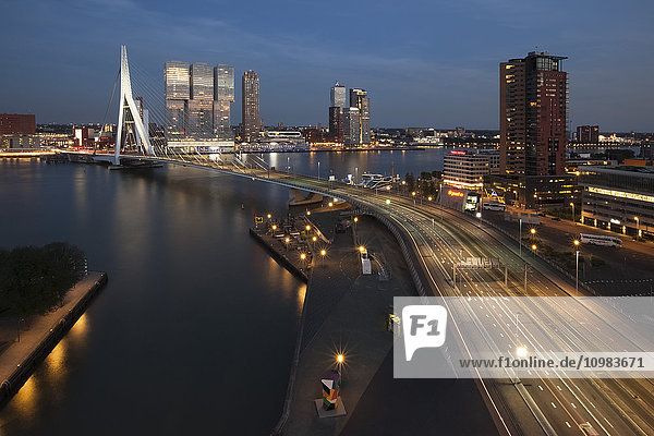 Niederlande  Rotterdam  Erasmusbrug und Nhow Hotel am Abend
