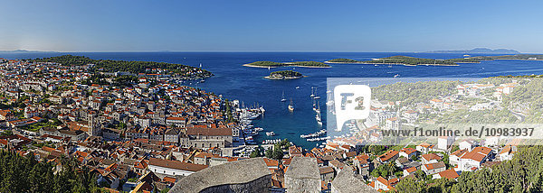 Kroatien  Insel Hvar  Hvar und Hafen  Panorama