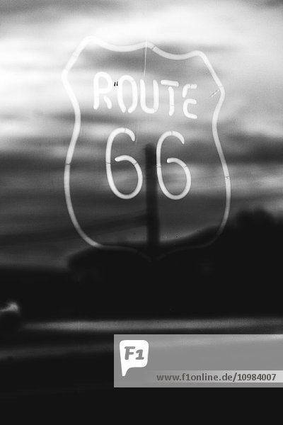 USA  Kalifornien  Mojave-Wüste  Neonschild der Route 66