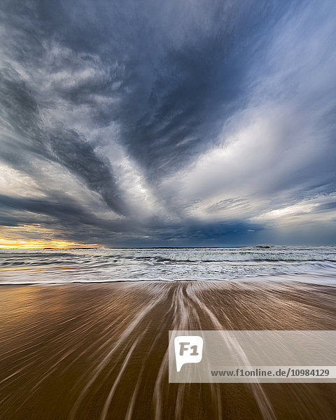 Australien  New South Wales  Sydney  Tasmanische See  Strand  dramatischer Himmel