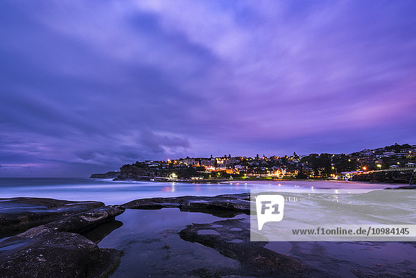 Australien  New South Wales  Sydney  Bronte Beach und Coogee im Hintergrund am Abend