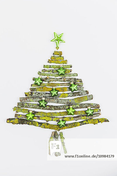 Weihnachtsbaum in Form von moosigen Ästen und Weihnachtsdekoration