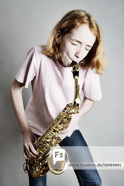 Mädchen spielt Saxophon