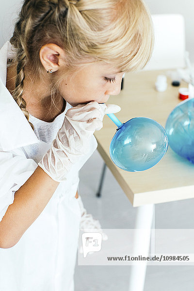 Kinder spielen im Chemielabor