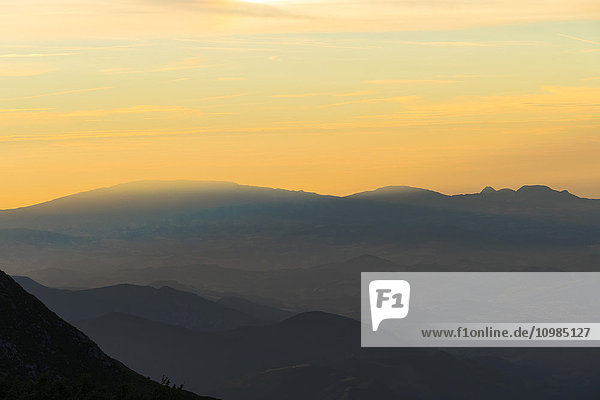 Italien  Umbrien  Mt. Acuto  Sonnenuntergang über den Apenninen