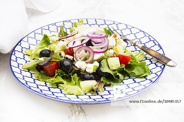 Griechischer Salat auf Teller