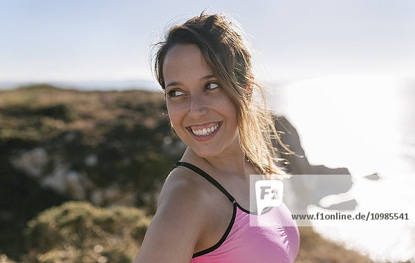 Spanien  Asturien  Porträt einer Sportlerin  lächelnd