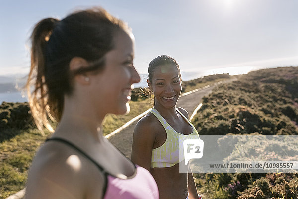 Spanien  Asturien  zwei Sportlerinnen beim Training an der Küste