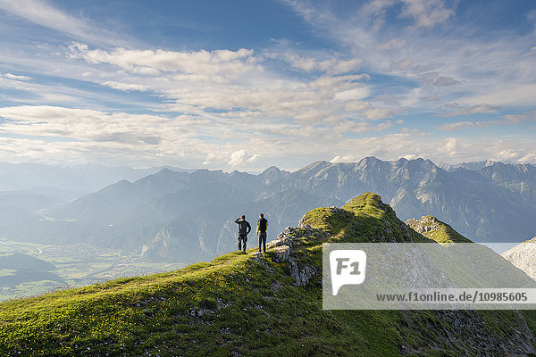 Österreich  Tirol  Wanderer mit Blick ins Tal