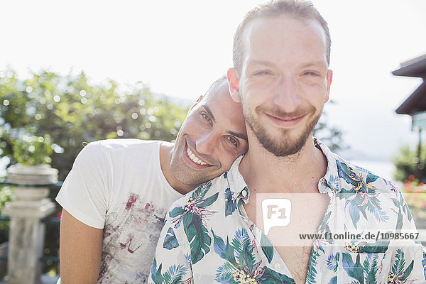Porträt eines glücklichen schwulen Paares