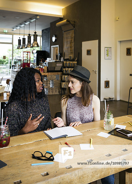 Zwei Frauen beim Treffen im Café