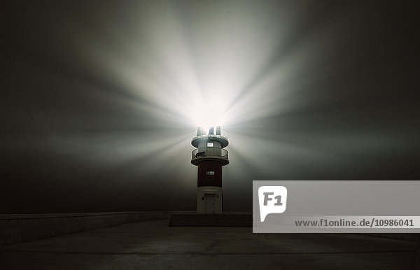 Spanien  Carino  strahlender Leuchtturm in einer nebligen Nacht