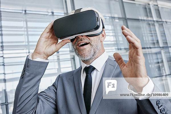 Geschäftsmann mit Virtual-Reality-Brille