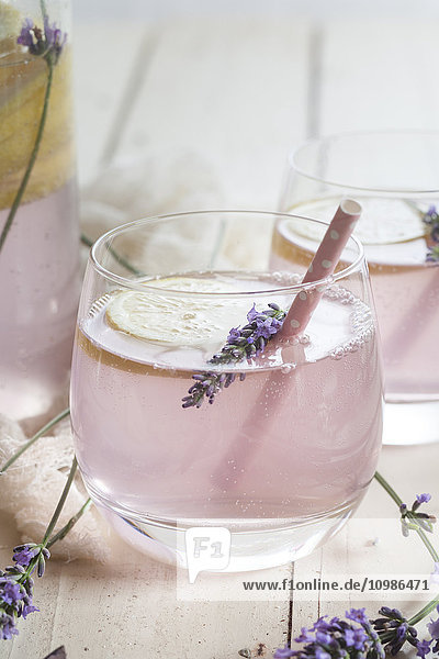Zitronen-Lavendel-Limonade im Glas mit Trinkhalm