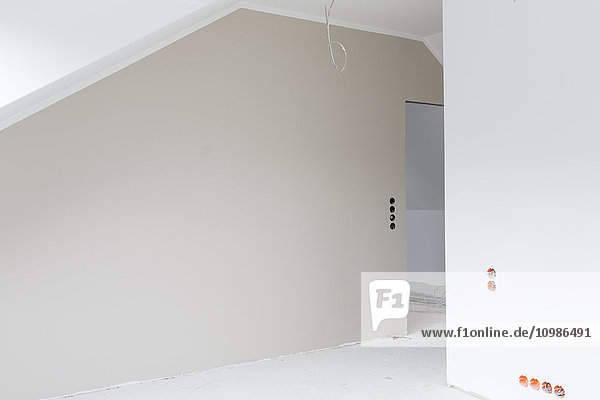 Leere graue Wand auf der Baustelle einer Wohnung