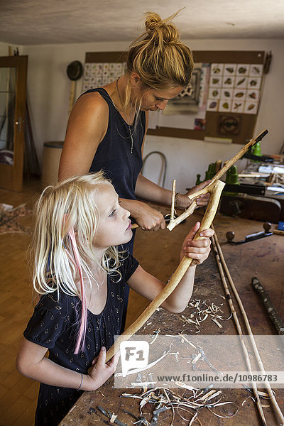 Mutter und Tochter in der Werkstatt für Steinzeit-Speerwerferin